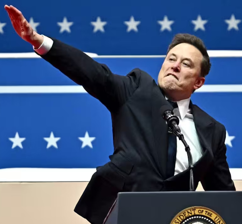 Musk faisant un salut nazi