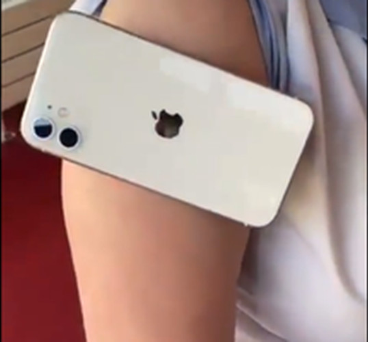 iPhone collé
        à un bras