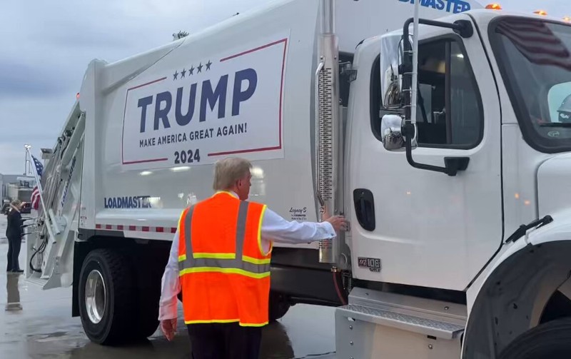 Donald Trump montant
        dans un camion poubelle